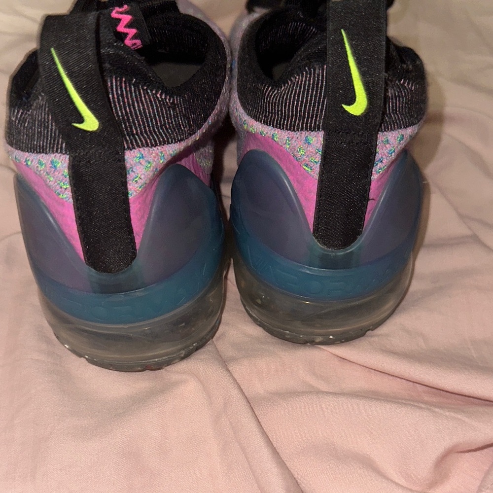 Nike Air VaporMax Flyknit with Blue and Pink Accents - Picture 4 of 11